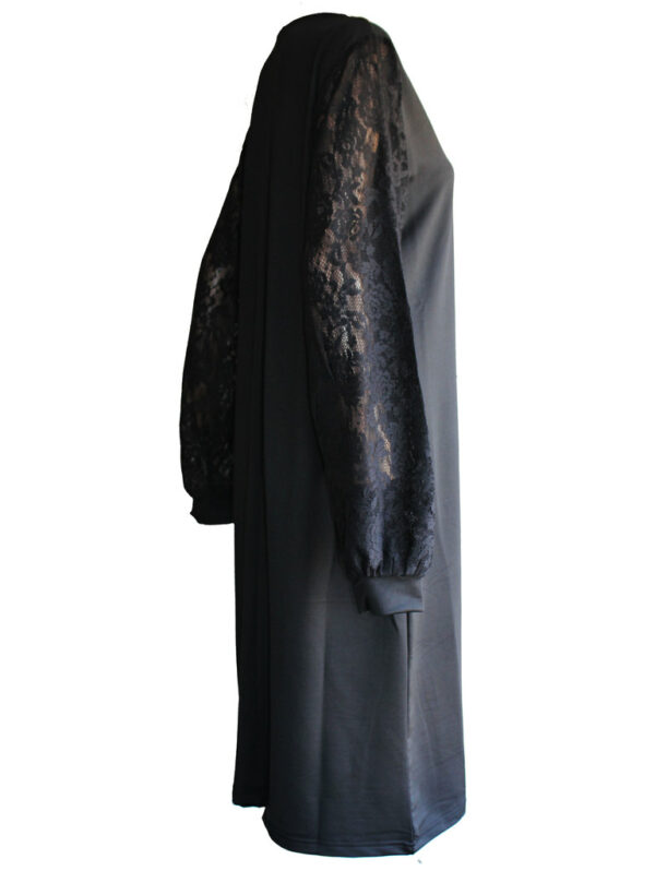 Дамска рокля с дантелен ръкав черно