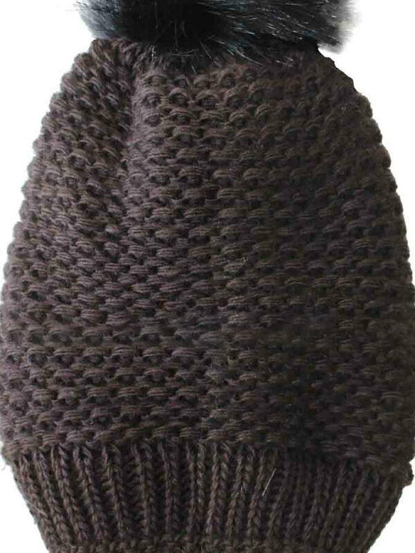 Плетена двупластова шапка с черно топче от еко кожа горе