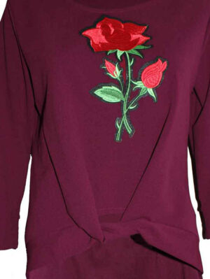 Блуза с апликирана роза и удължение отзад боровинка