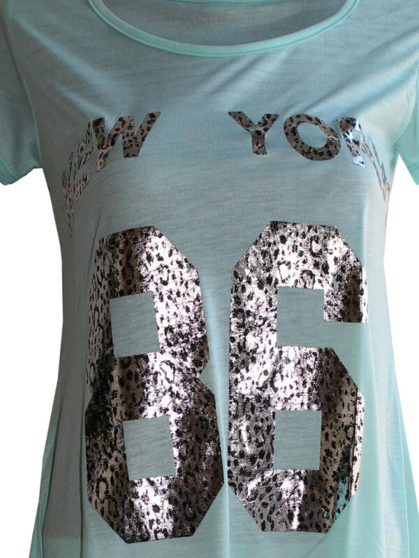 Асиметрична блуза от трико с надпис "Ню Йорк 86"