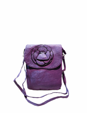 Дамска чанта изрязано цвете лилаво